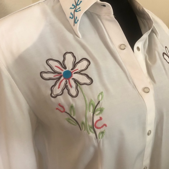 Women’s Western Desert Diva embroidered Pearl snap long sleeved shirt Medium - Picture 7 of 7